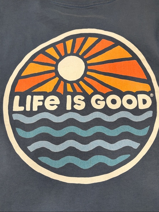 Life Is Good Tops - Life Is Good Short-Sleeve Cropped Tee in Dusty Blue with Sun over Waves Graphic